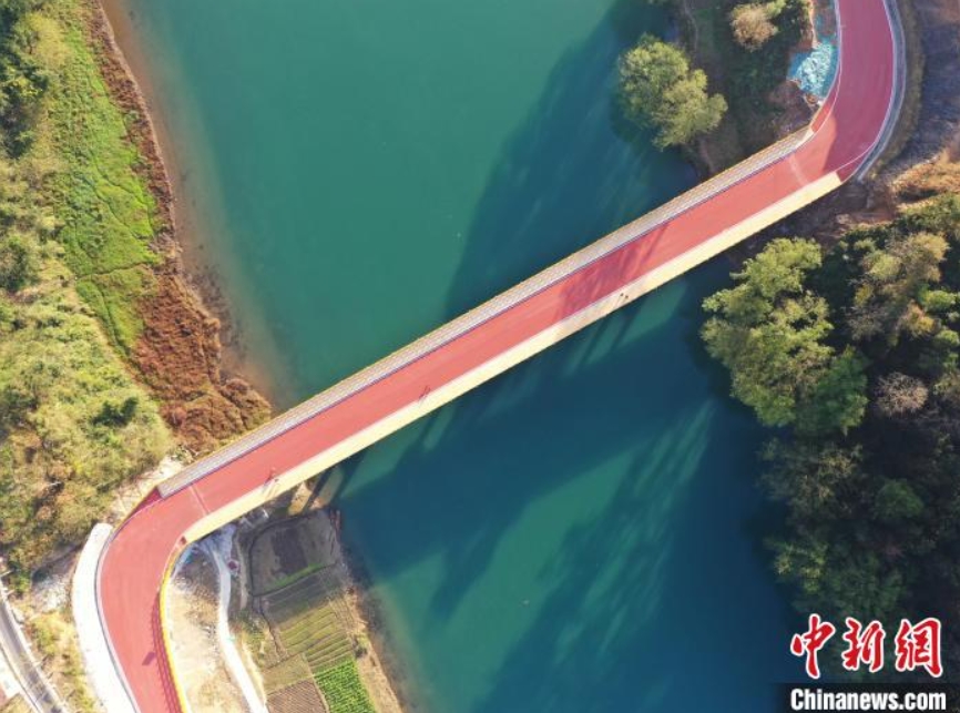 銅仁から梵浄山に至る遊歩道「郷愁緑道」（撮影?李鶴）。