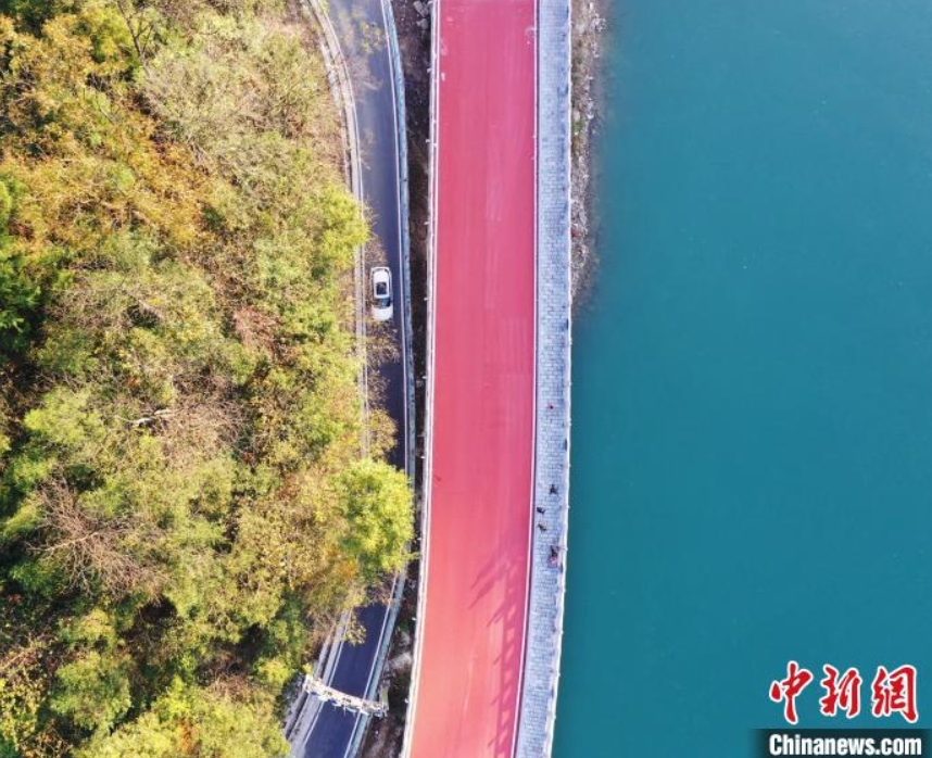 緑豊かな山と水に映える遊歩道「郷愁緑道」　貴州省銅仁