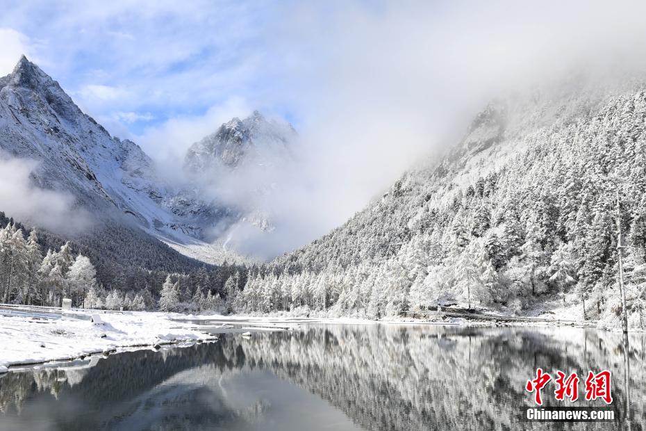 白銀の世界が織りなす幻想的な風(fēng)景　四川省畢棚溝