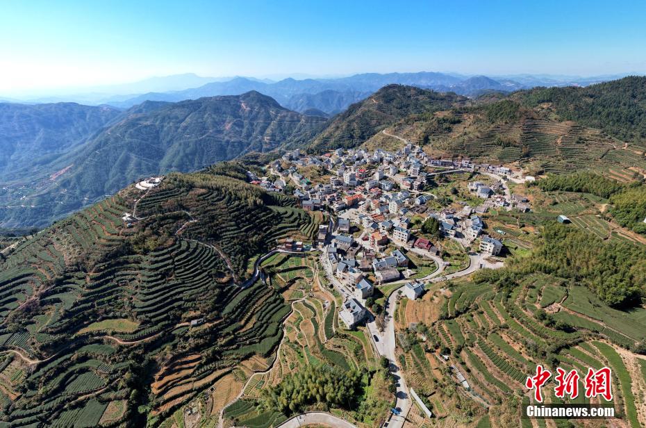 上空から撮影したアモイの山々に包まれる美しい農(nóng)村　福建省