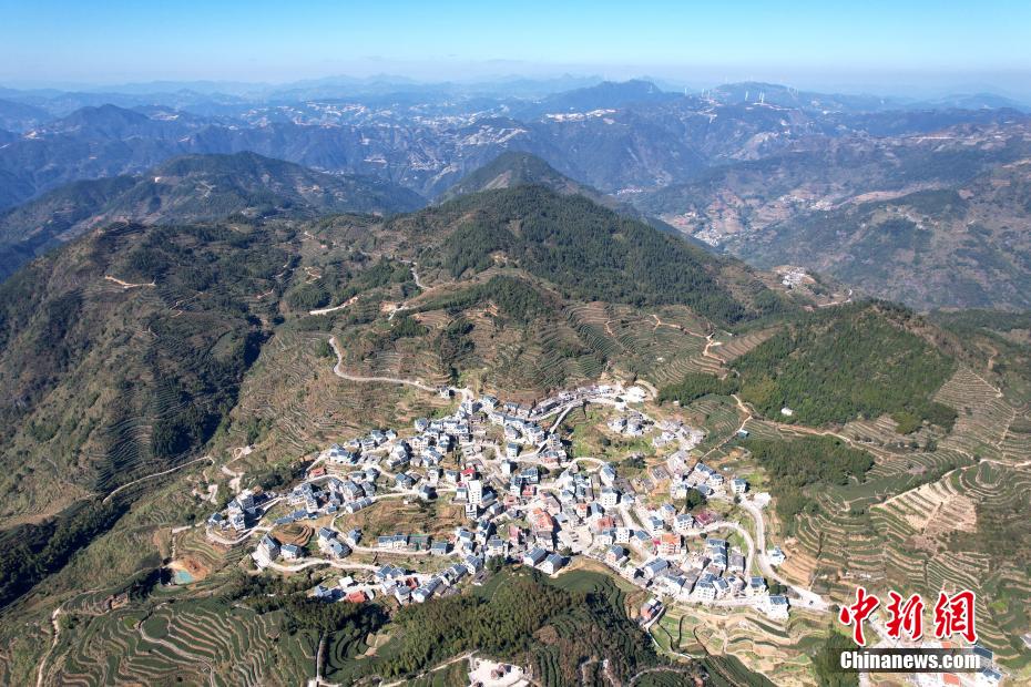 上空から撮影したアモイの山々に包まれる美しい農(nóng)村　福建省