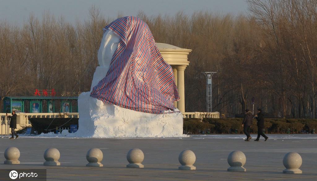 12月8日、太陽島雪博會で「日焼け防止ウェア」をまとった雪像（寫真著作権は東方ICが所有のため転載禁止）。