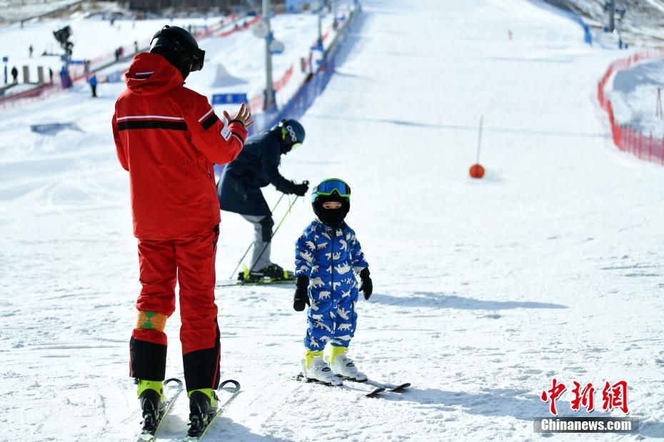 ウィンタースポーツを楽しむ人々　河北省崇禮