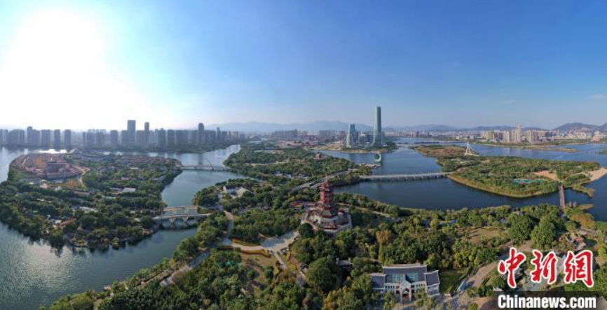 広大な杏林灣水域を背景に、5つの展示エリア島、4つの生態(tài)景観島、2つの半島で構(gòu)成された園博園（撮影?王東明）。