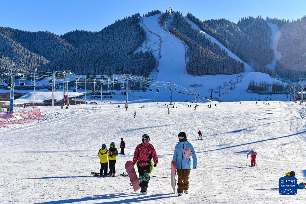 寒さを吹き飛ばすほどホットな氷雪観光スポット　新疆