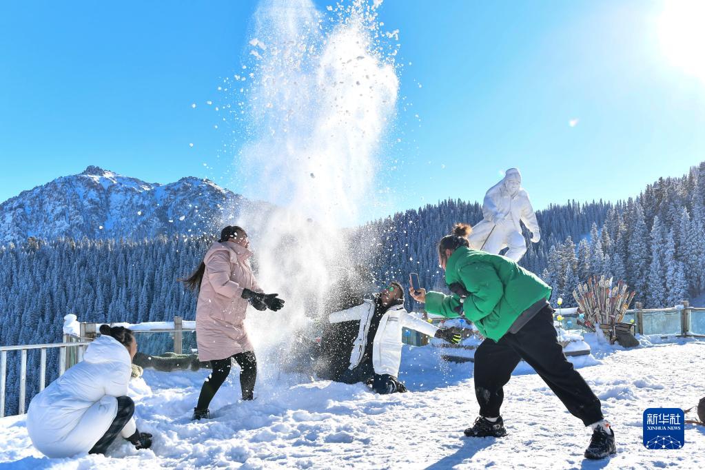 寒さを吹き飛ばすほどホットな氷雪観光スポット　新疆