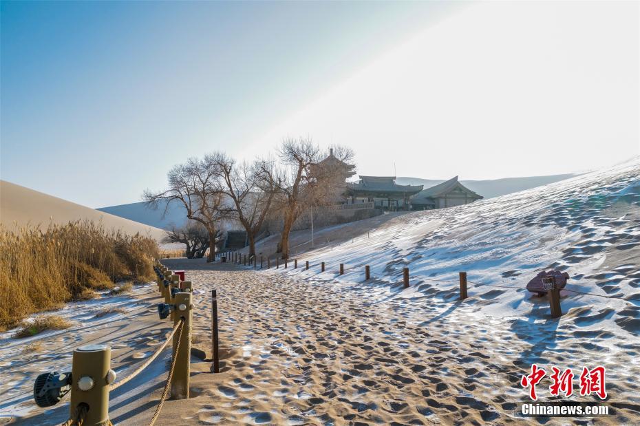 月牙泉の雪景色　甘粛省敦煌