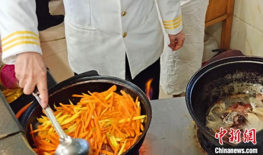 新疆の有名シェフ紹介のウイグル風(fēng)炊き込みご飯「手抓飯」の作り方