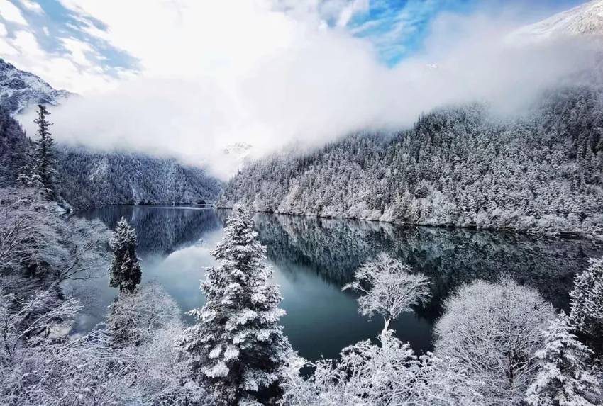 青く澄んだ水面に映る純白の雪景色（寫真提供?九寨溝）。