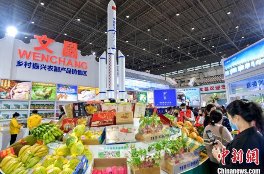 來場者の注目を集めた「長征5號」ロケット模型が展示された文昌館（撮影?駱雲飛）。