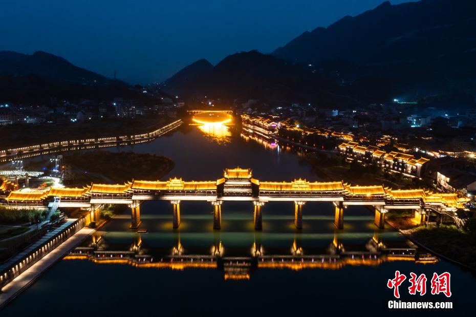 重慶市黔江區(qū)濯水古鎮(zhèn)にある風(fēng)雨廊橋の華やかな夜景（撮影?何蓬磊）。