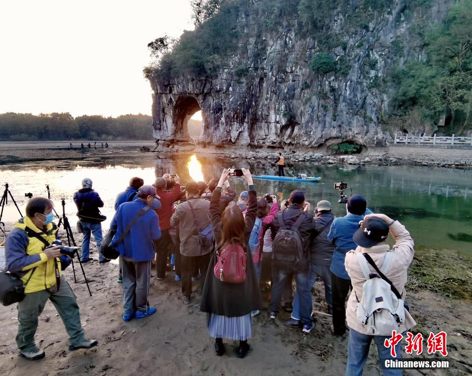 まるでキラキラ光る貓の目！象鼻山に現(xiàn)れた奇観　広西桂林