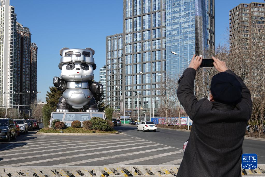 北京市の望京に登場(chǎng)したニュータイプパンダオブジェを撮影する市民（1月2日撮影?彭子洋）。