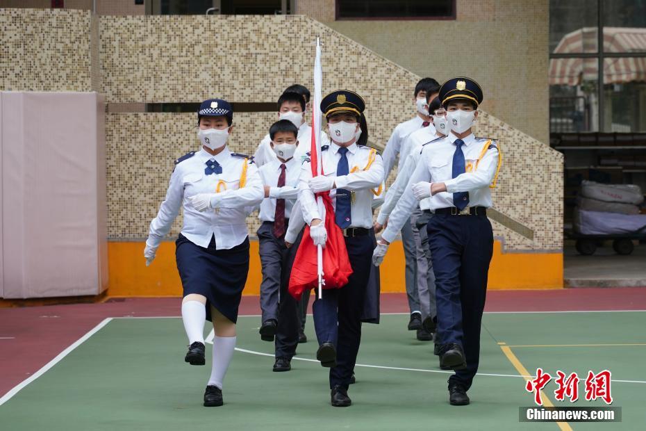 香港培僑中高一貫校で行われた元旦國(guó)旗掲揚(yáng)式（撮影?張煒）。