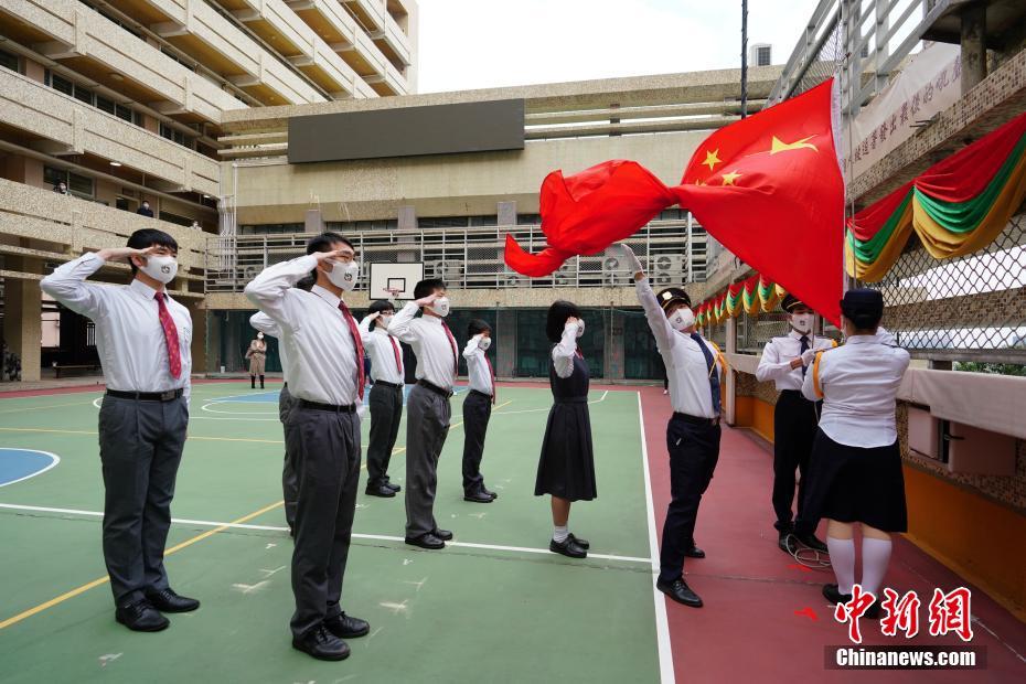 各學校で元旦に國旗掲揚式　香港地區(qū)