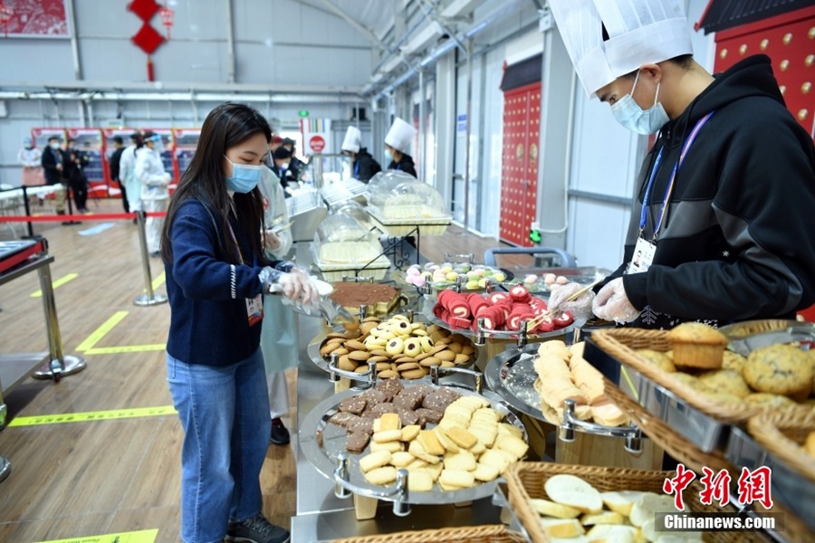 張家口冬季五輪選手村（パラリンピック村）のアスリート用メイン食堂で行われた全面テストの様子（資料寫真?撮影?翟羽佳）。