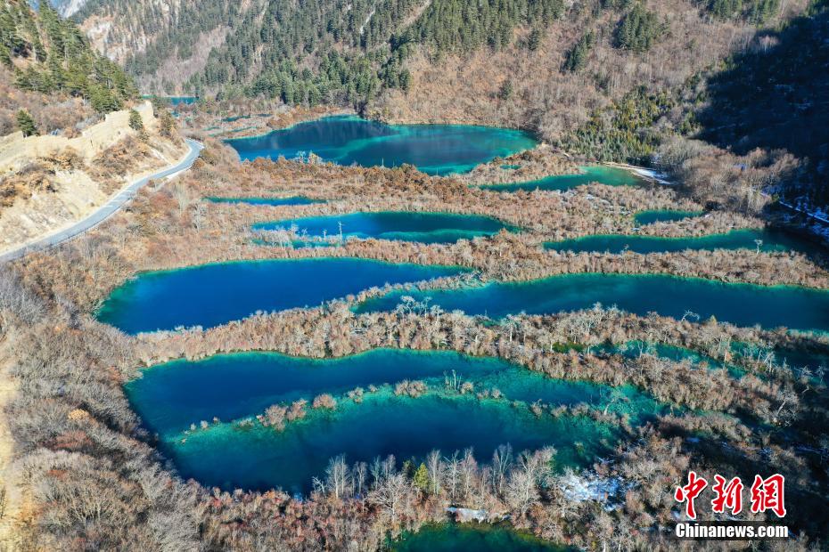 冬も変わらぬ美しい風景広がる九寨溝　四川省