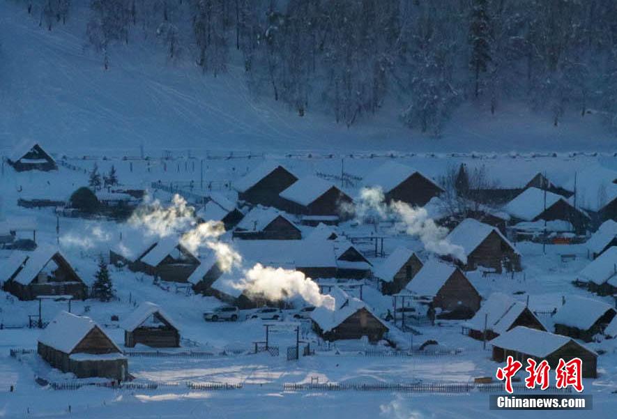 降雪後の新疆カナス禾木村（撮影?王小軍）。