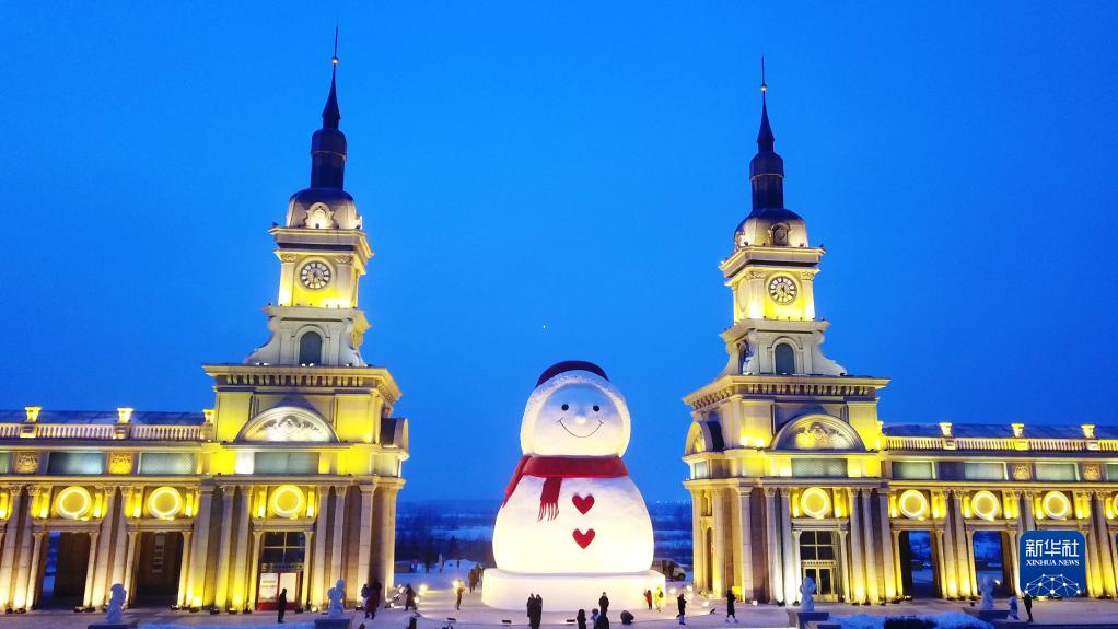 黒竜江省哈爾浜（ハルビン）市の松花江畔に登場した巨大雪だるま（1月9日、ドローンによる撮影?王建威）。