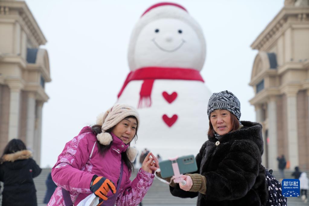 松花江畔に巨大雪だるま登場　黒竜江省ハルビン