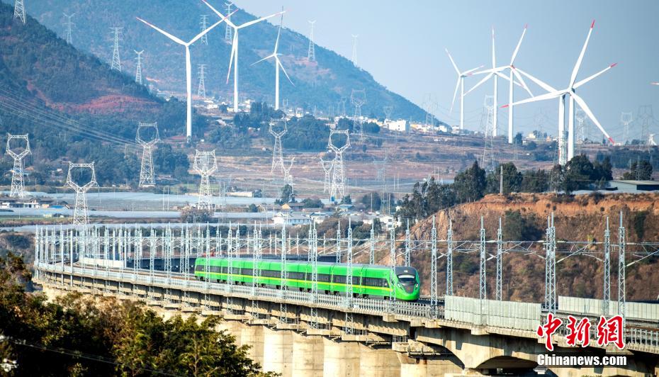 黃水塘南駅と徳昌西駅區(qū)間に掛かる大橋を通過する高速鉄道車両「緑巨人」（撮影?劉忠?。?。