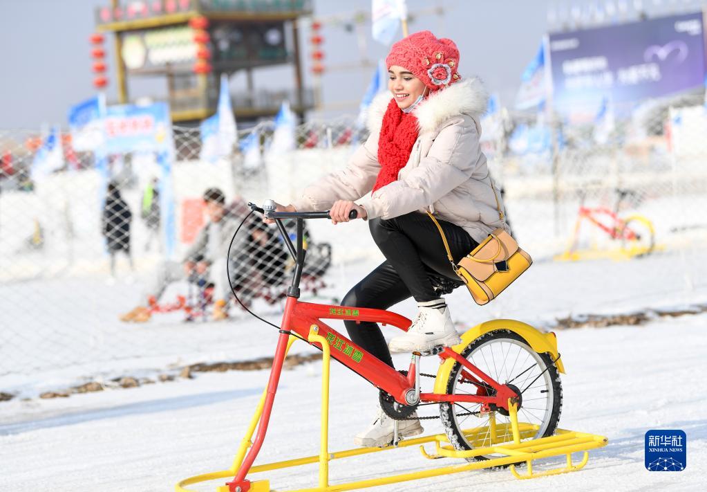 雪遊びを楽しみながら冬季五輪を歓迎する留學(xué)生たち　寧夏