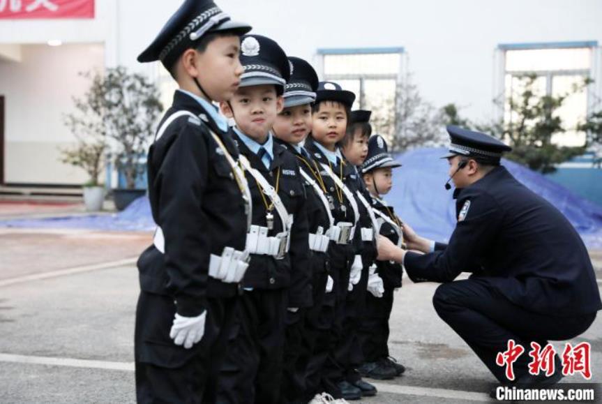 重慶北駅で、ちびっ子鉄道警察官たちに整列訓(xùn)練を指導(dǎo)する鉄道警察分隊(duì)の警察官（撮影?茍國力）。