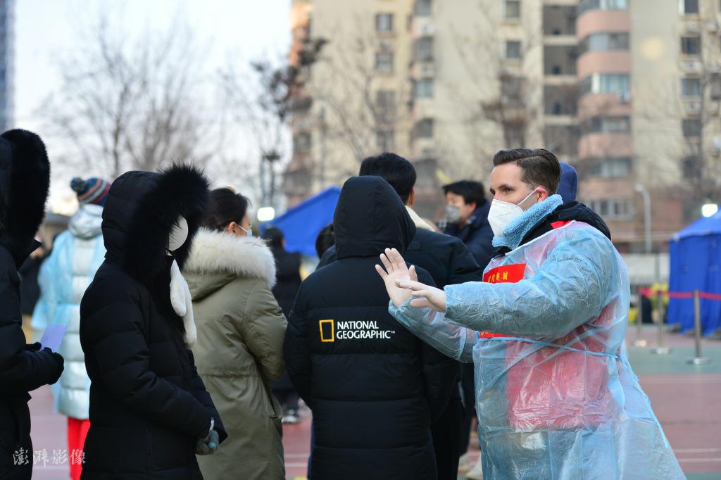 1月15日、ソーシャルディスタンスを保ちながら並ぶように住民に注意を促す李翰文さん（寫真著作権は東方ICが所有のため転載禁止）。