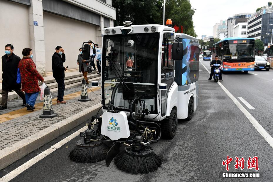 AIスマート無人路面清掃車が福州の街頭に登場　福建