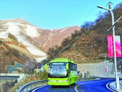 延慶ゾーンの道路を走る水素燃料の新エネ車。