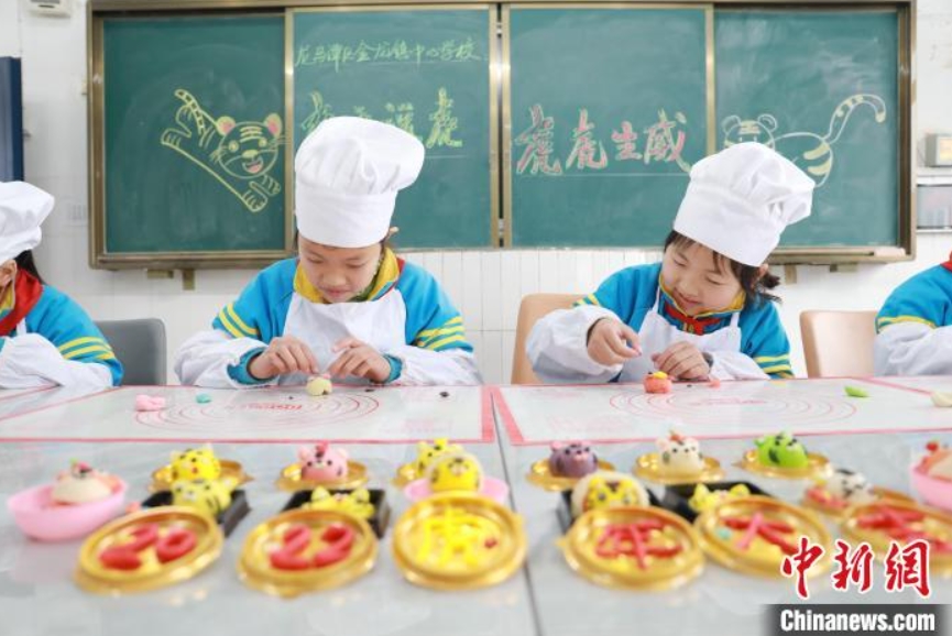 小學(xué)生が寅年の飾り蒸しパン作りをして伝統(tǒng)的な年越し文化を體験