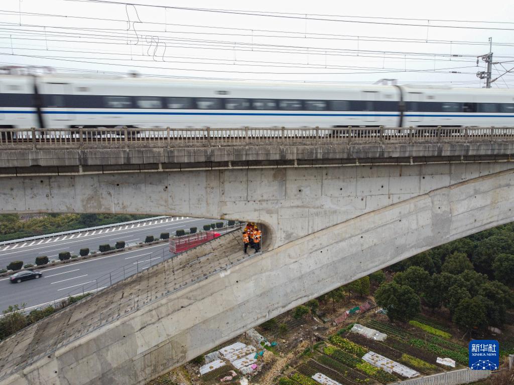 高速鉄道橋の「內(nèi)部」をチェックする「點検士」