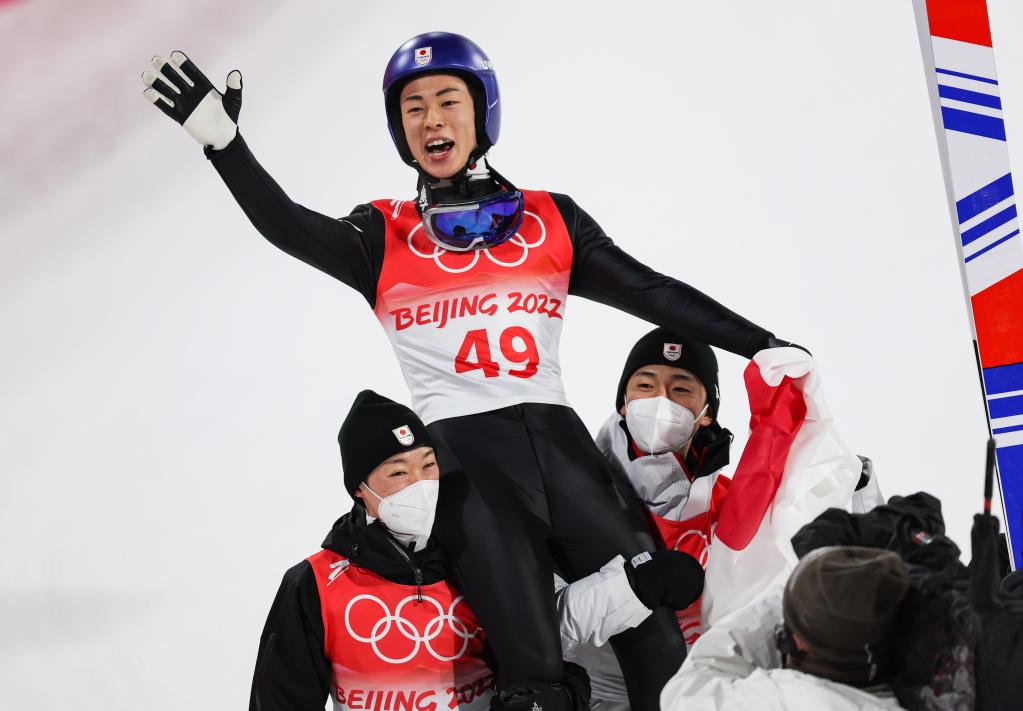 2月6日、北京冬季五輪スキージャンプ男子ノーマルヒル決勝が終わり、優(yōu)勝を喜ぶ日本の小林陵侑選手（寫真上、撮影?江宏景）。