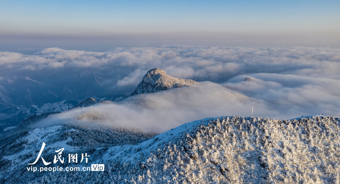 幻想的な雪景色広がる降雪後の太子尖景勝地　浙江省