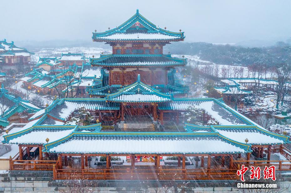 舞い落ちる雪で飾られた伝統(tǒng)的な建築物に思わずウットリ　江蘇省