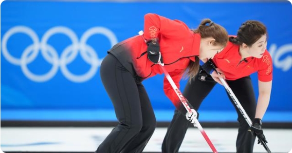 2月14日、試合中の張麗君選手（寫真左）、董子斉選手（撮影?周密）。