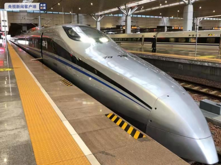 CRH380AM―0204型総合テスト列車。新開発のハイ?パワー牽引システムが採用されており、総牽引力は2萬2800キロワットに達(dá)している。外観が「鞘から抜いた寶剣」に酷似していることから、ネットユーザーの間では、親しみを込めて「青銅剣」と呼ばれている。