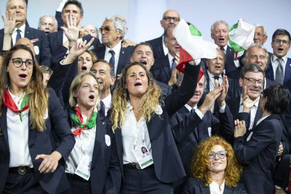 2019年6月24日、2026年冬季五輪の開催地がイタリアに決まり大喜びするイタリアの関係者（撮影?徐金泉）。