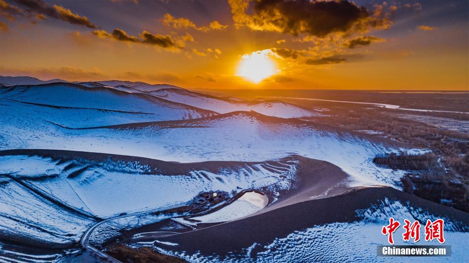 降雪後の敦煌に広がる雪に覆われた幻想的な景色　甘粛省