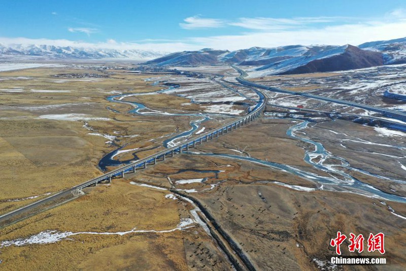 降雪後の當(dāng)雄阿熱濕地に広がる風(fēng)景　チベット自治區(qū)