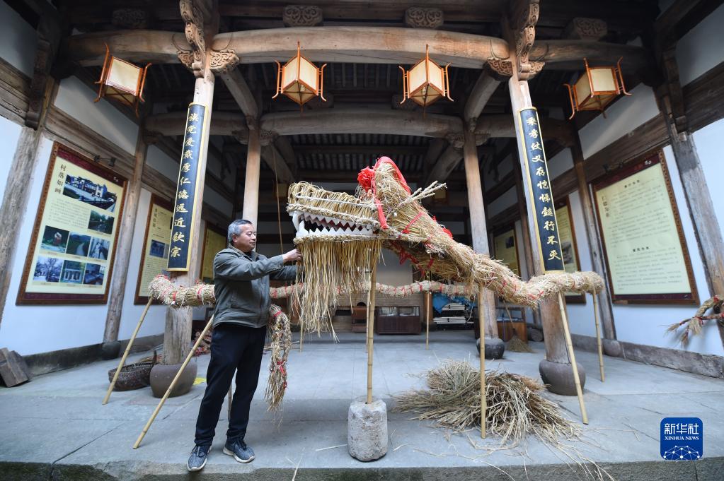 3月2日、黃山市徽州區(qū)蜀源村で、編み終えた「草の竜」をチェックする村民（撮影?周牧）。