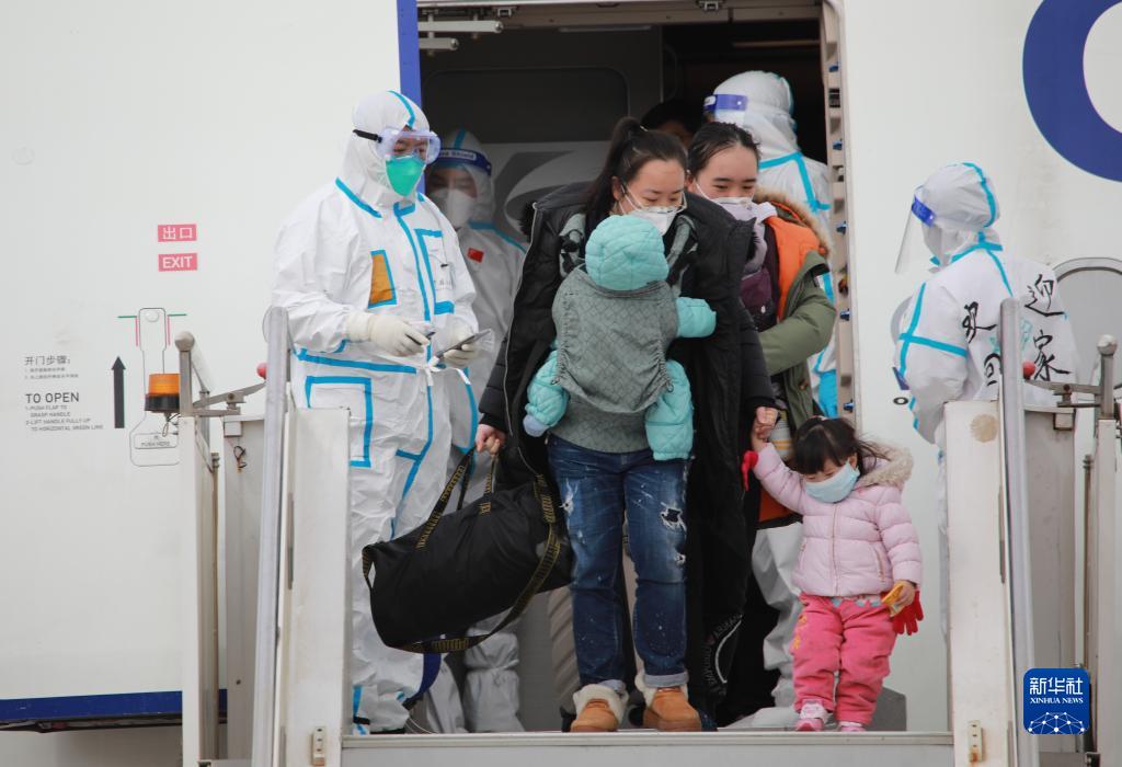 3月6日、中國國民を乗せて蘭州中川國際空港に到著した臨時航空便の乗客（撮影?杜哲宇）