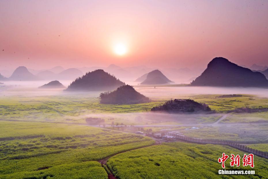 雲(yún)と霧に覆われた金鶏峰叢景勝地（撮影?毛虹）。