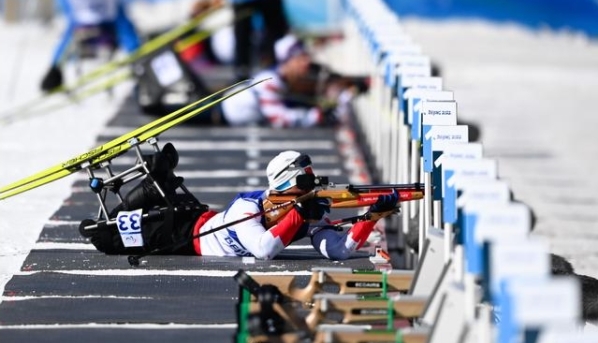 中國の劉夢濤選手がバイアスロン男子ミドル（座位）で金メダル　北京冬季パラ