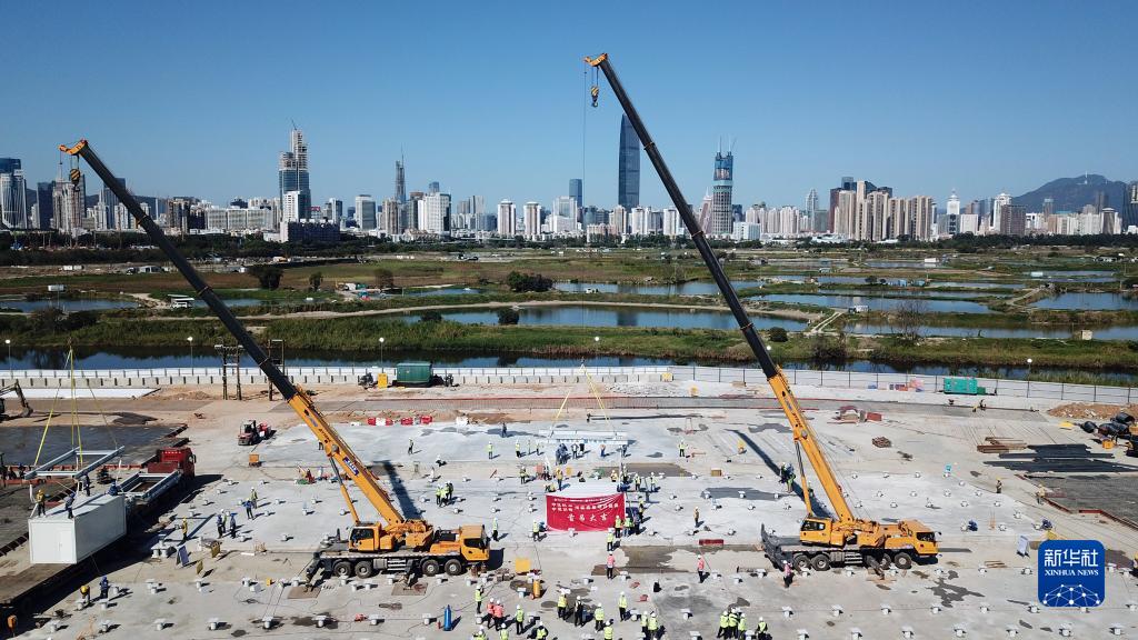 中央政府支援の香港地區(qū)臨時病院建設で初の一體型ユニット設置完了