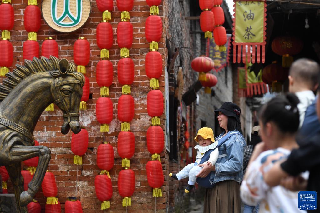 広西壯（チワン）族自治區(qū)賀州市富川瑤（ヤオ）族自治県朝東鎮(zhèn)岔山村を観光する観光客（3月12日撮影?陸波岸）。