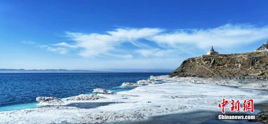 湖面を覆う氷が解け、「解凍期」に入った青海湖