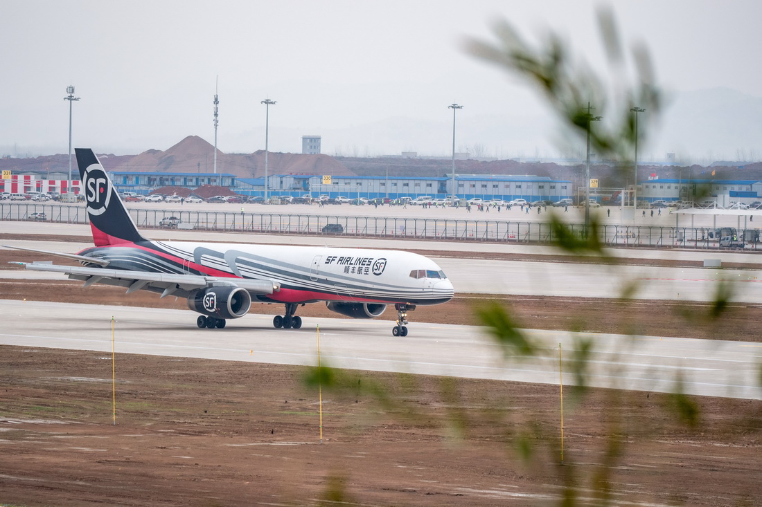 中國初の貨物専用空港で試験飛行に成功