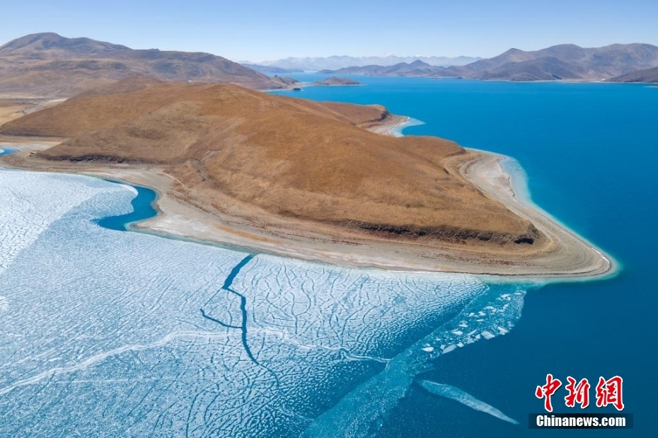 チベット「聖湖」に春到來(lái)　半分は凍り、半分は波打つ絶景