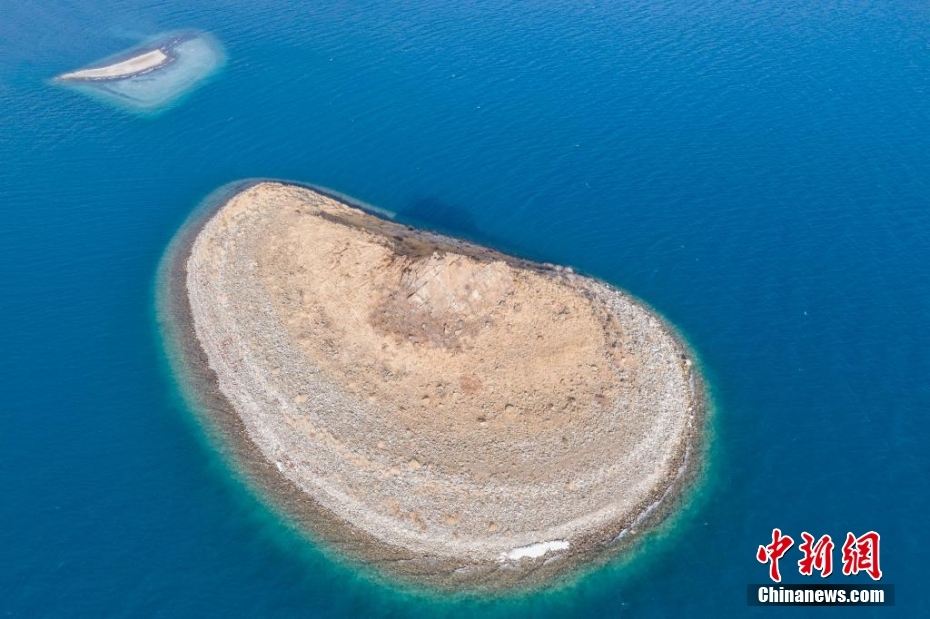 チベット「聖湖」に春到來　半分は凍り、半分は波打つ絶景